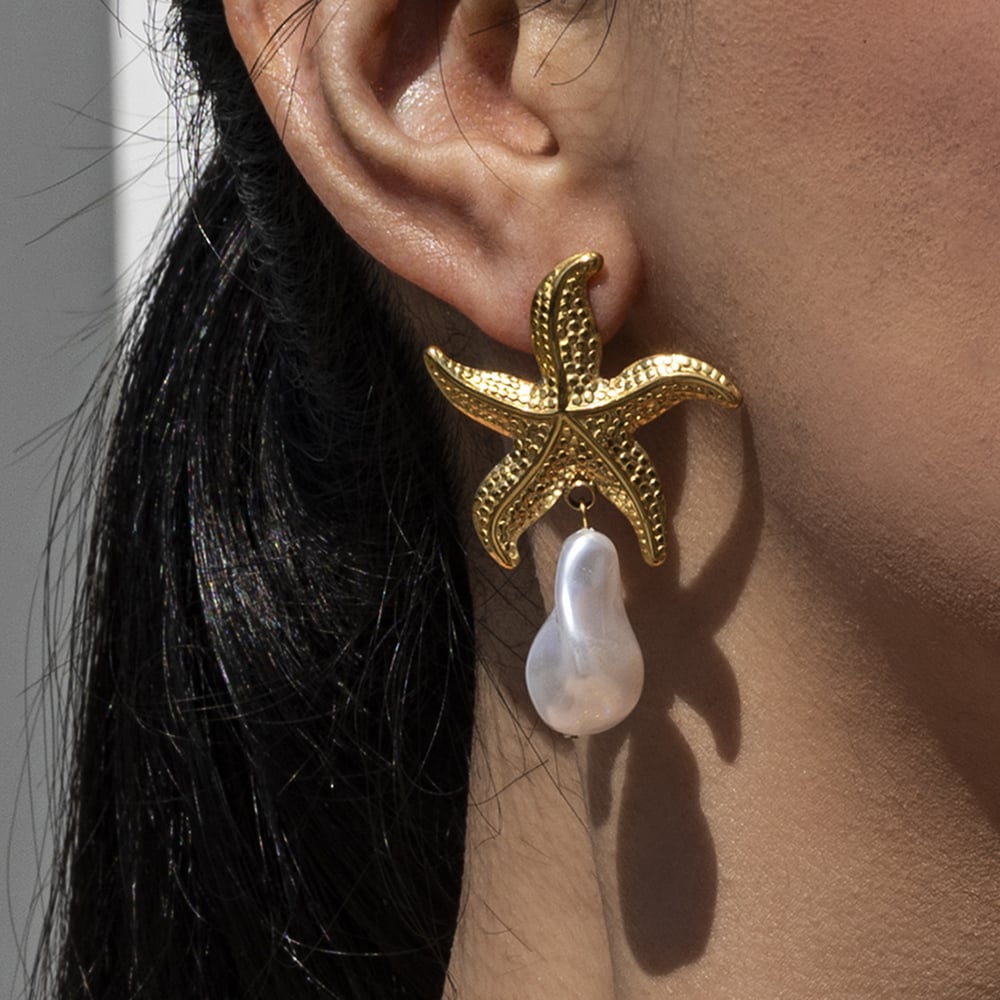 1 Paar goldfarbene Tropfenohrringe aus Edelstahl mit Seesternen Bild2