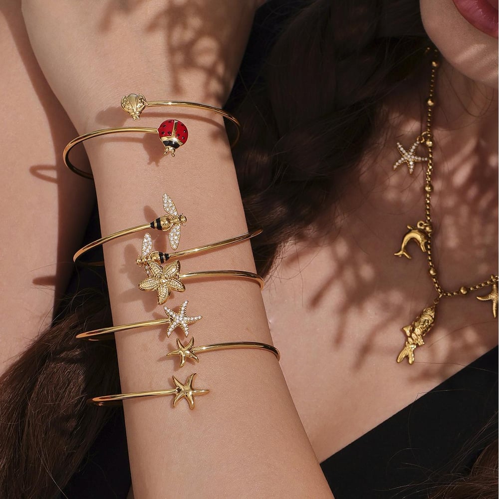 1 brazalete delicado de acero inoxidable con circonitas de color dorado y diseño de insectos para mujer. Imagen2