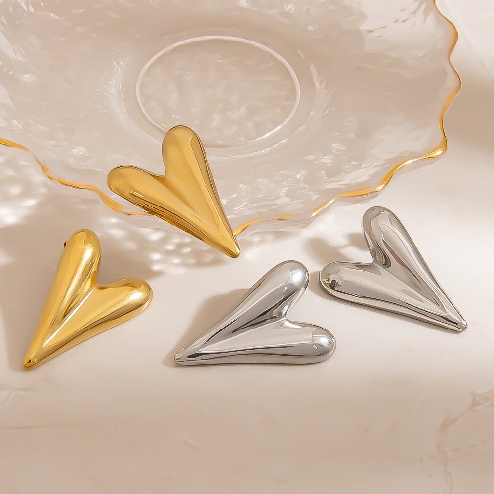 1 Paar romantische einfache Herz-Ohrstecker aus Edelstahl für Damen Bild4