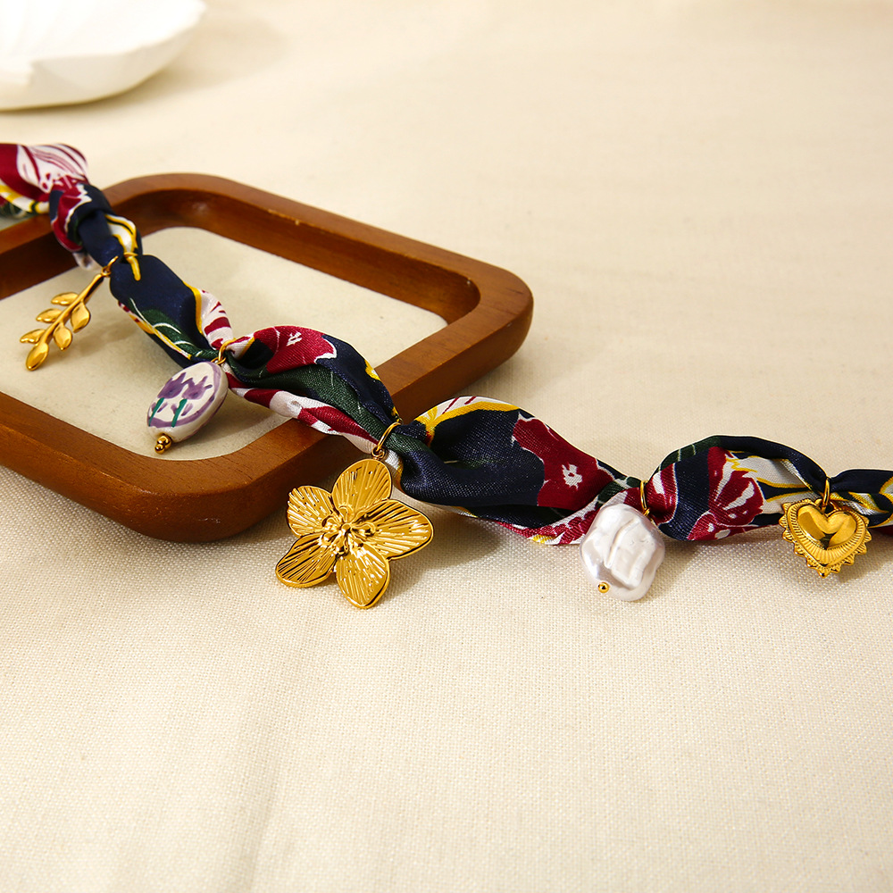 1 Piece Fabric Flower Gold Color Pendant Necklace Picture2