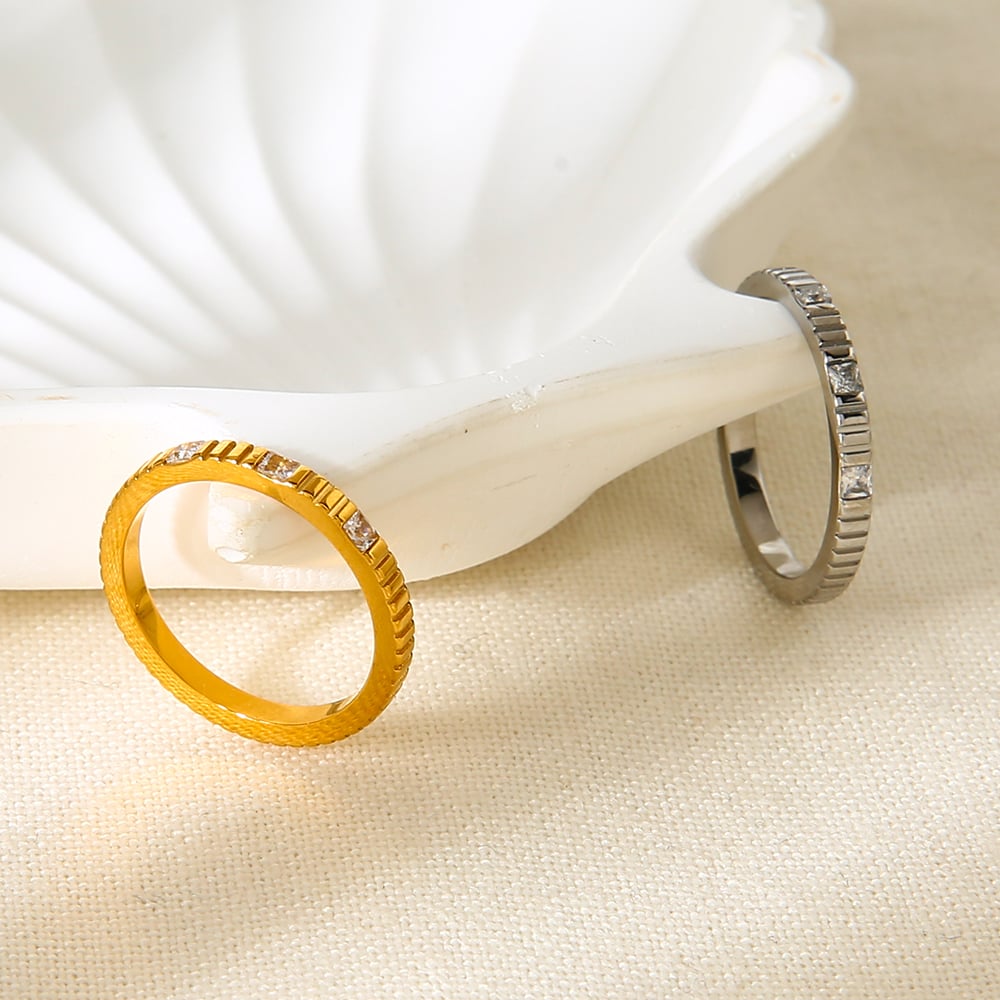 1-teiliger minimalistischer Ring aus Edelstahl in Goldfarbe mit schlichten Linien und Zirkonia Bild4