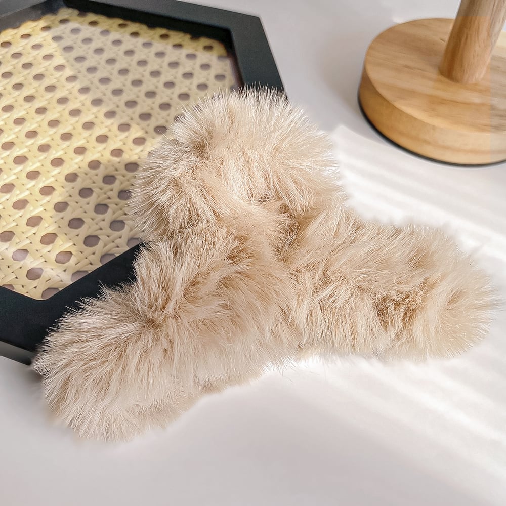 1 Piece Simple Cute Solid Color Soft Plush Women's Hair Claws