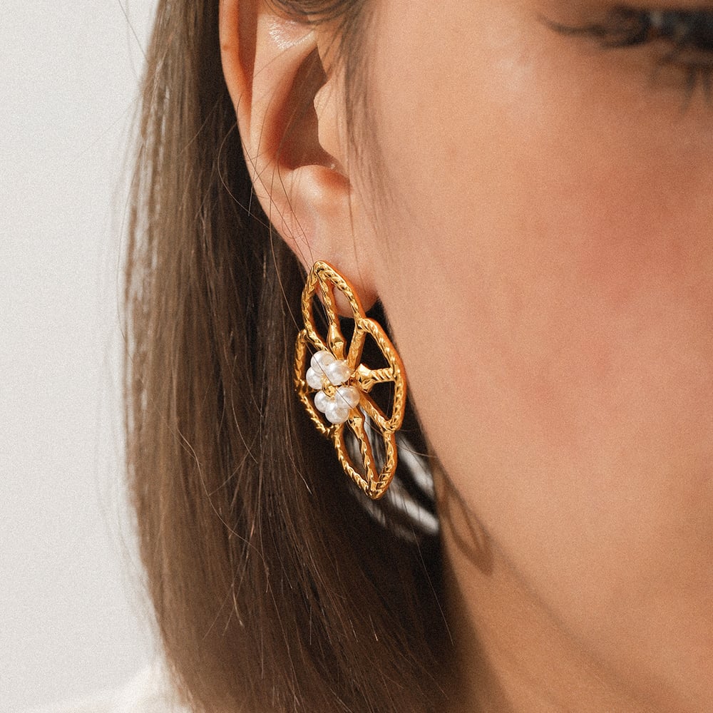 1 Paar Ohrstecker mit Blume aus Edelstahl in Goldfarbe und Perlen für Damen h5Bild5