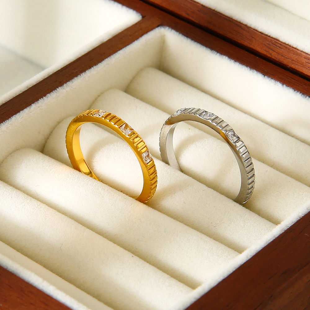 1-teiliger minimalistischer Ring aus Edelstahl in Goldfarbe mit schlichten Linien und Zirkonia Bild2