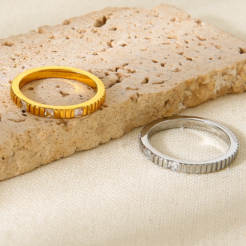 1-teiliger minimalistischer Ring aus Edelstahl in Goldfarbe mit schlichten Linien und Zirkonia Bild3