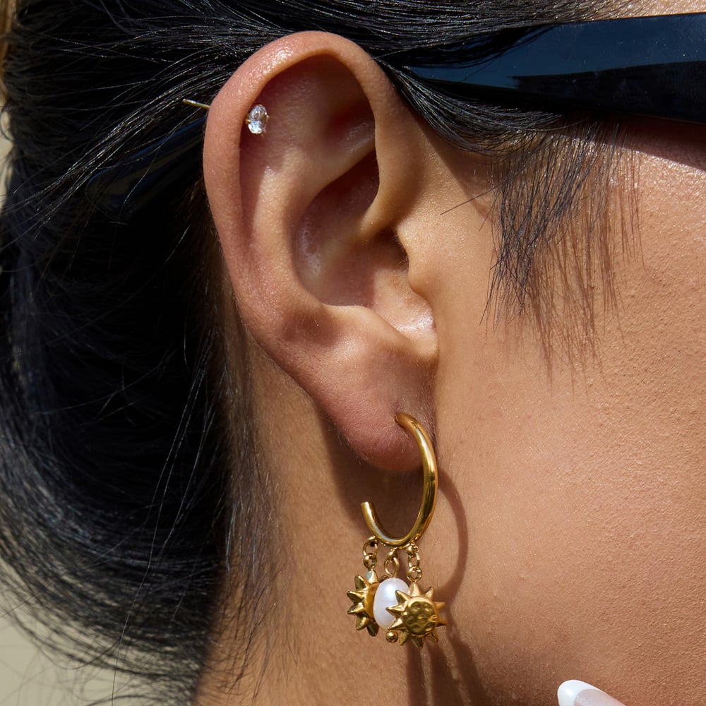 1 Pair Luxurious Sun Stainless Steel Gold Color Pearl Women's Hoop Earrings Picture4