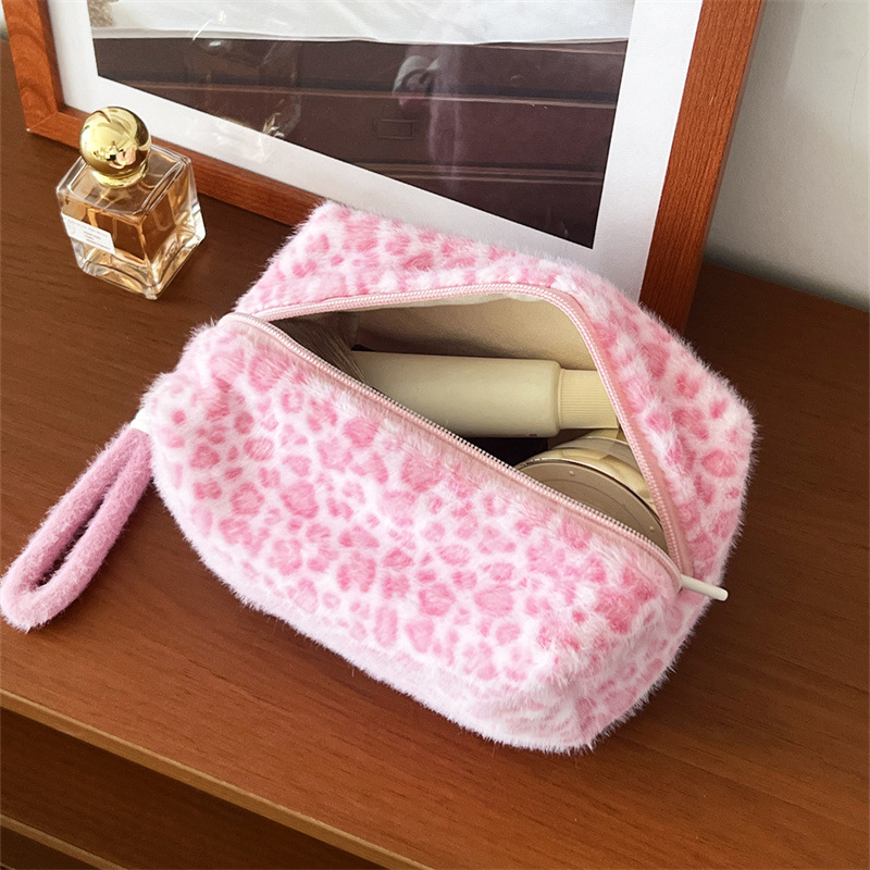 1 Piece Romantic  Retro Leopard Print Plush Women's Makeup Bags Picture3