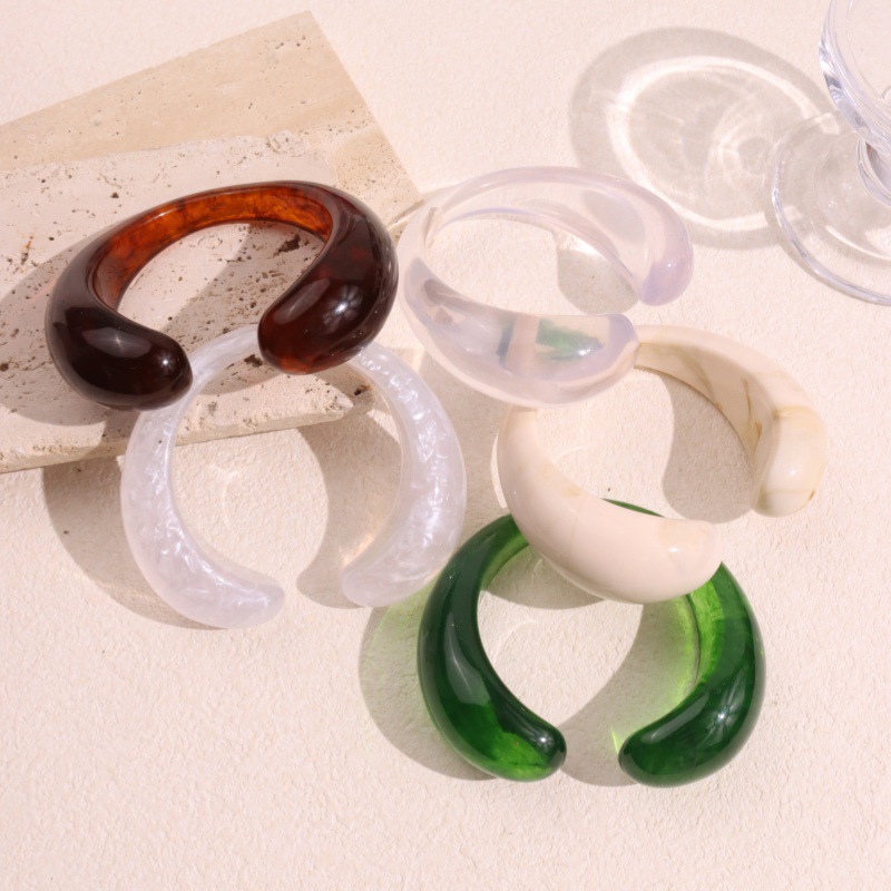 1 Piece Irregular Shape Gradient Color Resin Cuff Bracelet Picture2