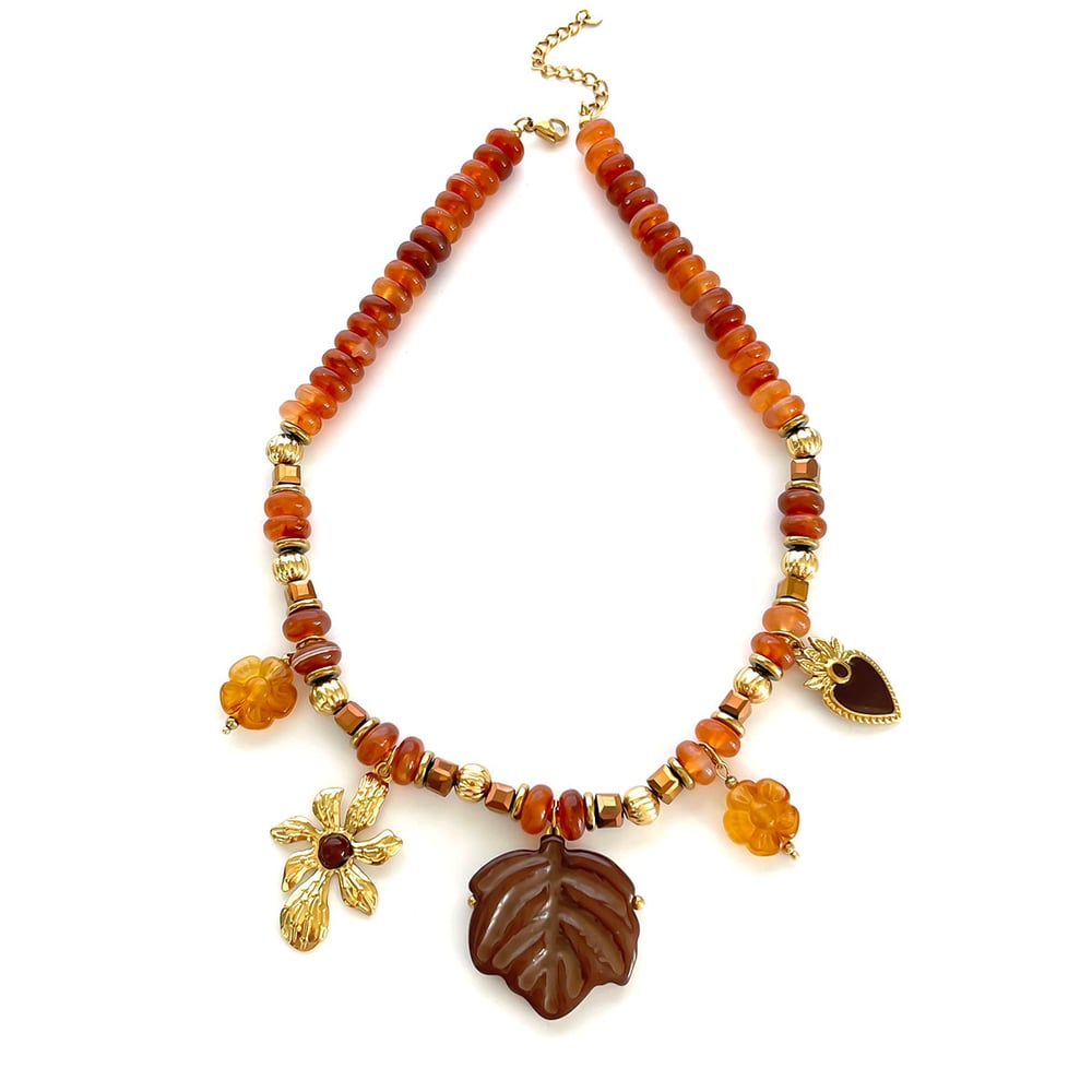 1 Stück Halskette mit Perlen in Blumen-, Herz- und Blattform aus Harz in Goldfarbe