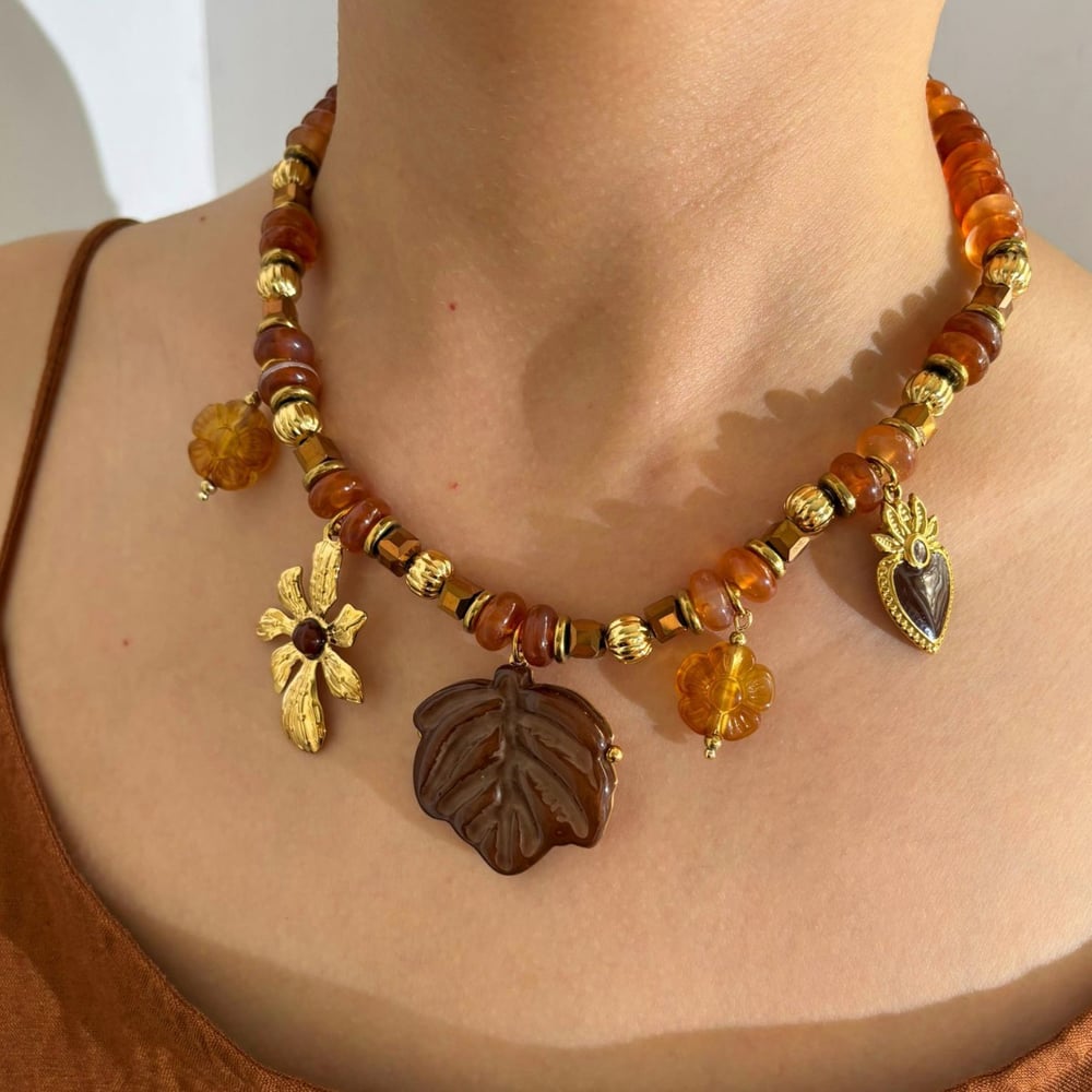 1 Stück Halskette mit Perlen in Blumen-, Herz- und Blattform aus Harz in Goldfarbe h5Bild3