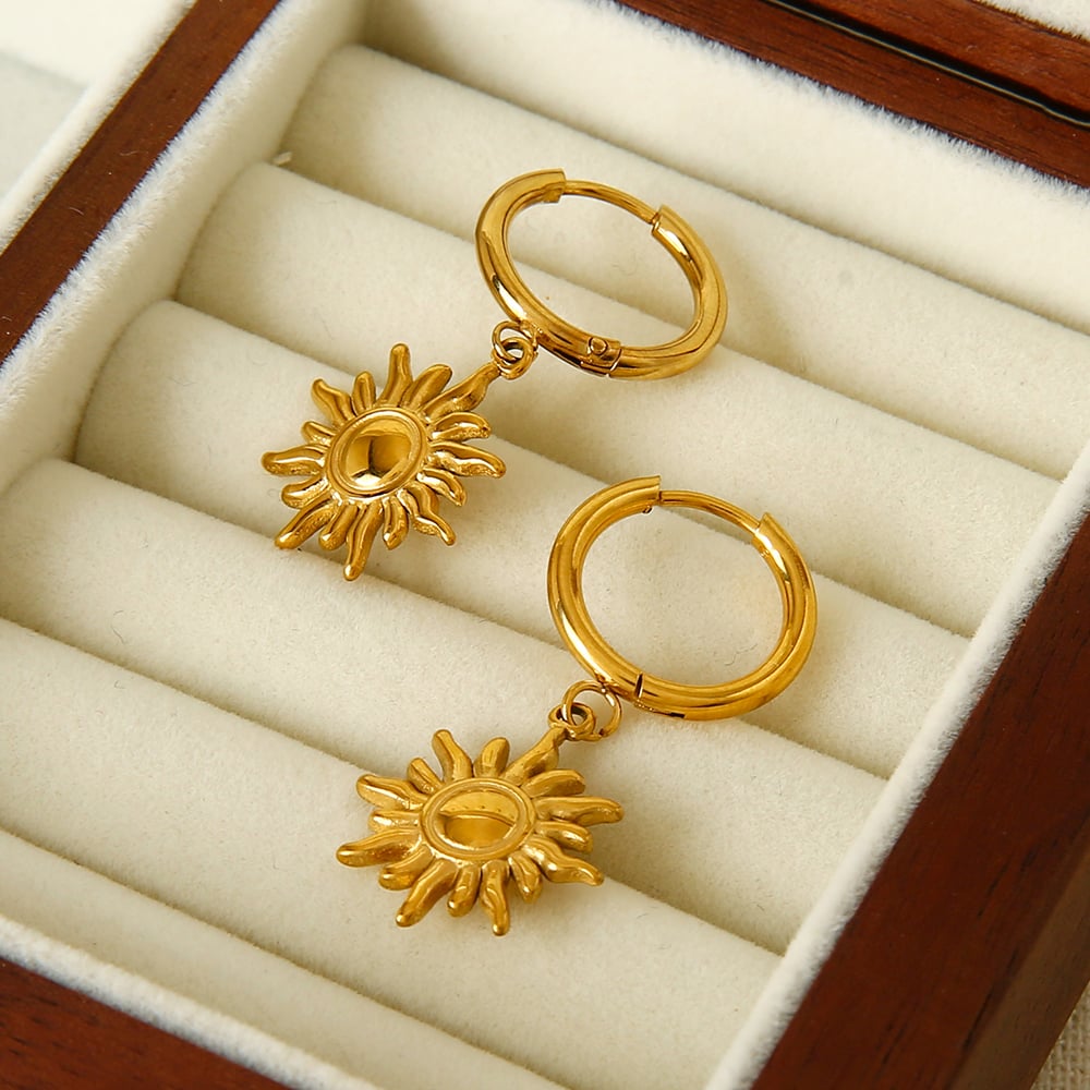 1 paire de boucles d'oreilles créoles classiques rétro soleil en acier inoxydable couleur or pour femme h5Image5