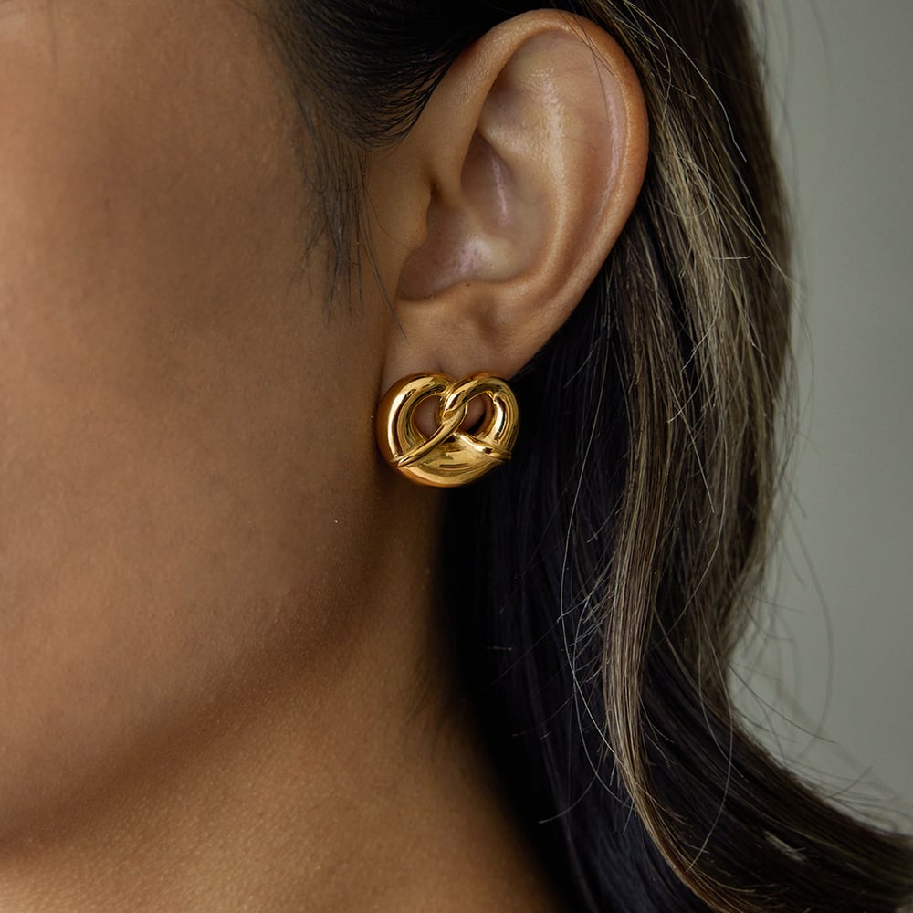 1 paio di graziosi orecchini a bottone da donna in acciaio inossidabile color oro a forma di pretzel h5Immagine3