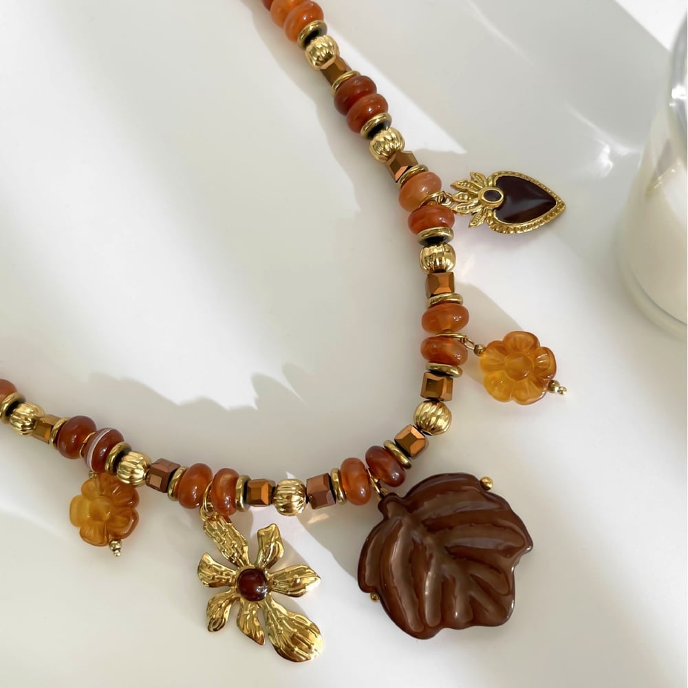 1 Stück Halskette mit Perlen in Blumen-, Herz- und Blattform aus Harz in Goldfarbe h5Bild5