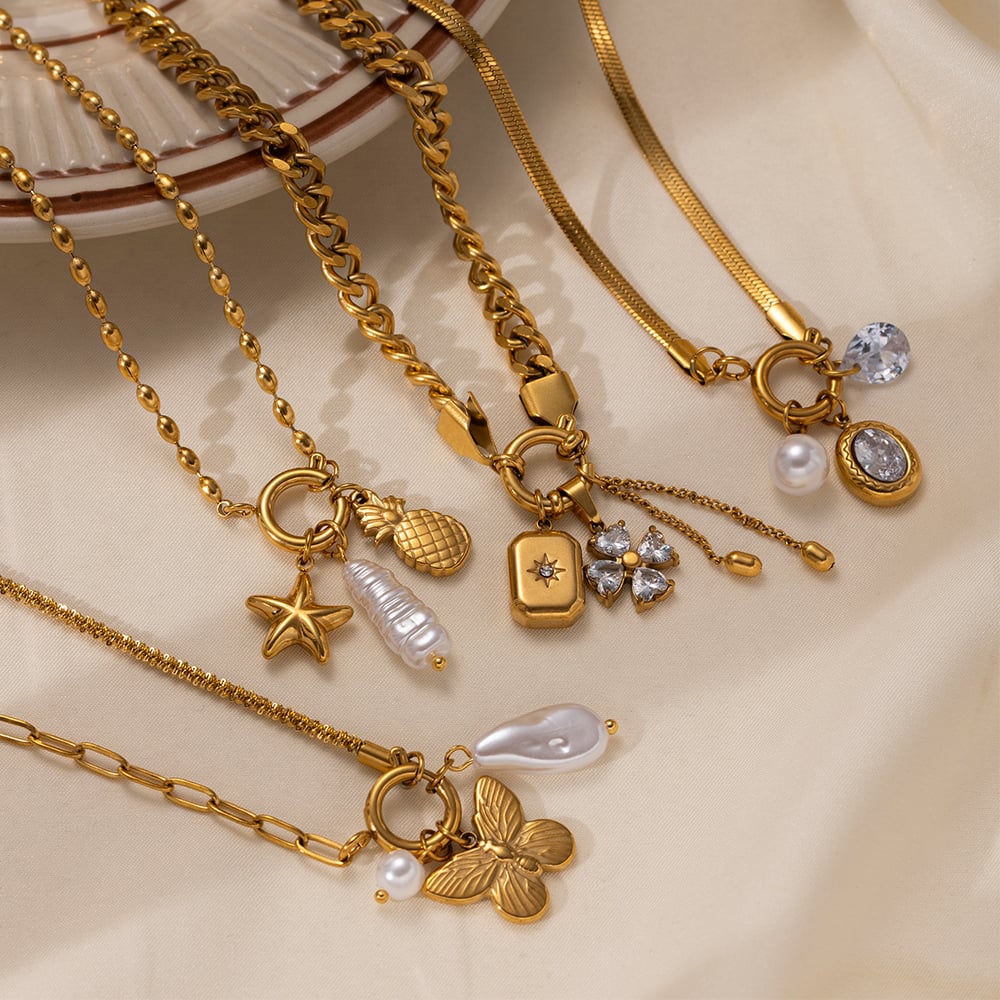 Collana con ciondolo a forma di fiore e farfalla in acciaio inossidabile color oro, 1 pezzo Immagine3