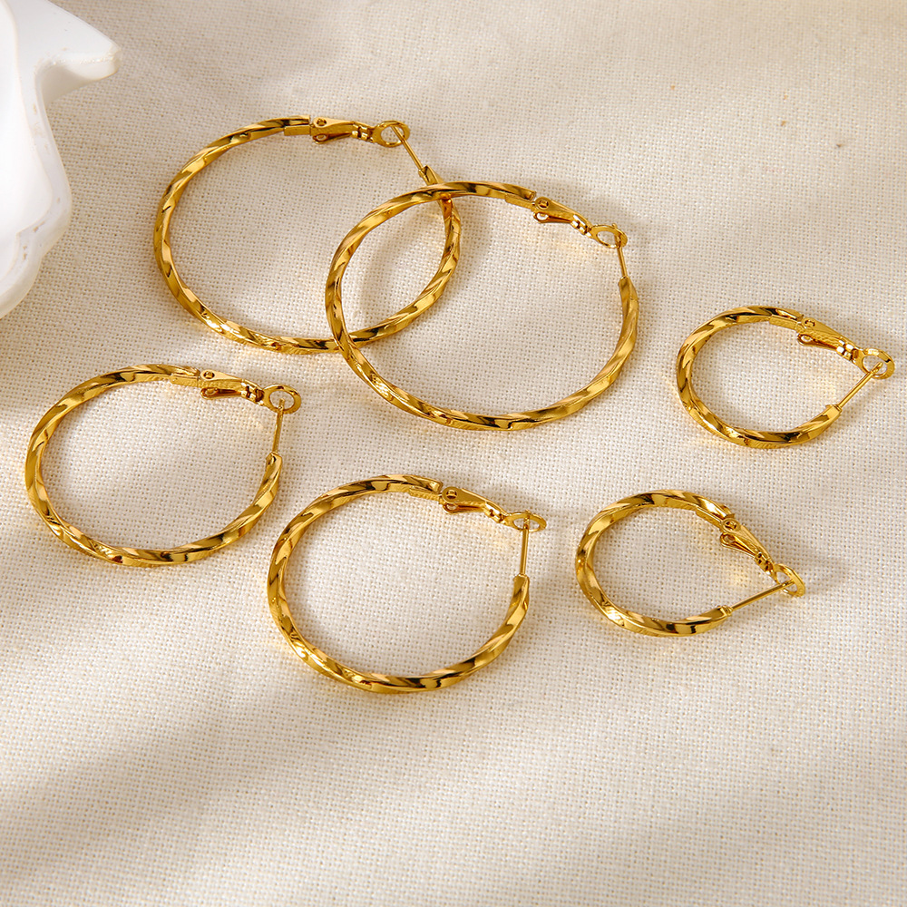 1 set di orecchini da donna semplici in acciaio inossidabile color oro con cerchio giornaliero Immagine3