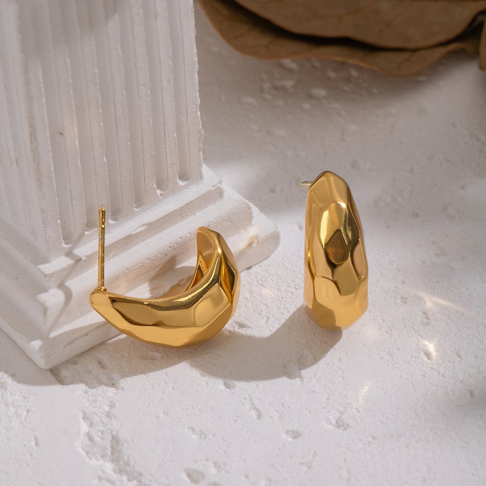 1 Paar Ohrstecker aus Edelstahl mit Hammermuster in Goldfarbe Bild4