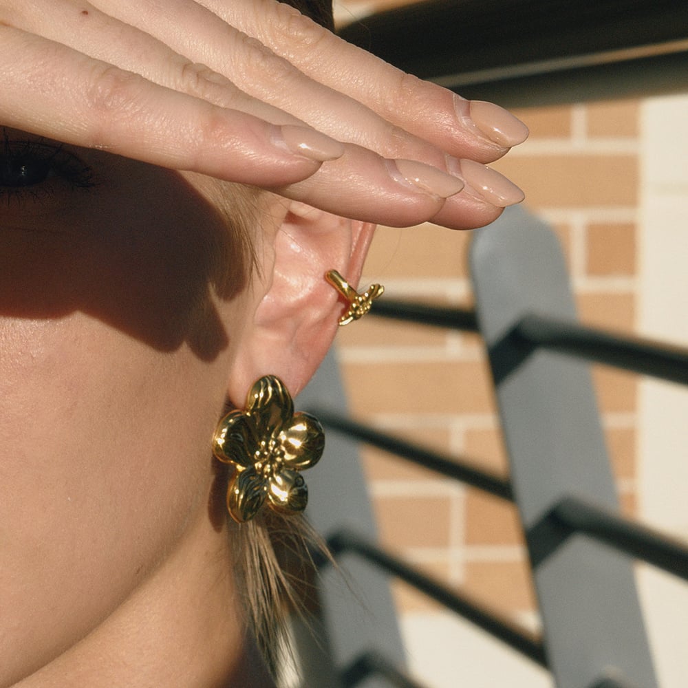 1 Pair Sophisticated Flower Stainless Steel Gold Color Women's Ear Cuffs Picture4