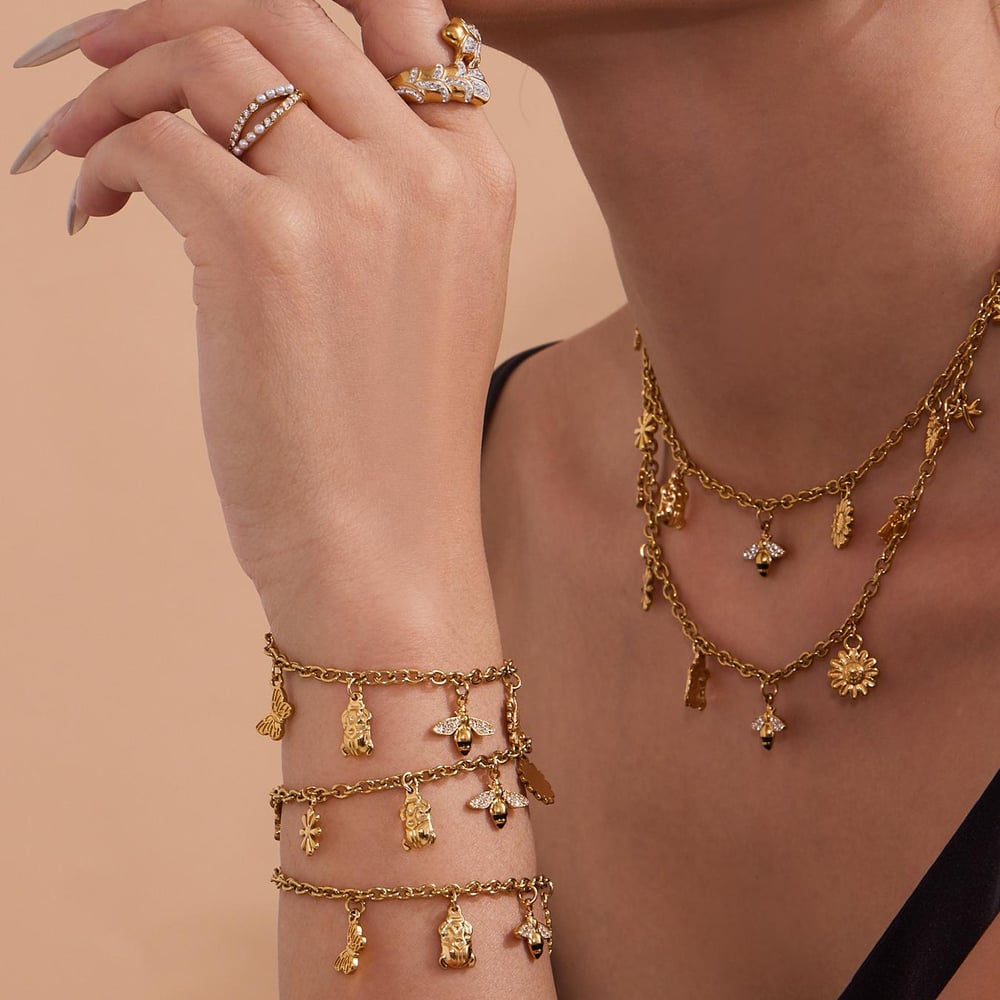 1 Stück luxuriöse Halsketten mit Anhänger aus Edelstahl mit Blume und Biene in Goldfarbe für Damen Bild2