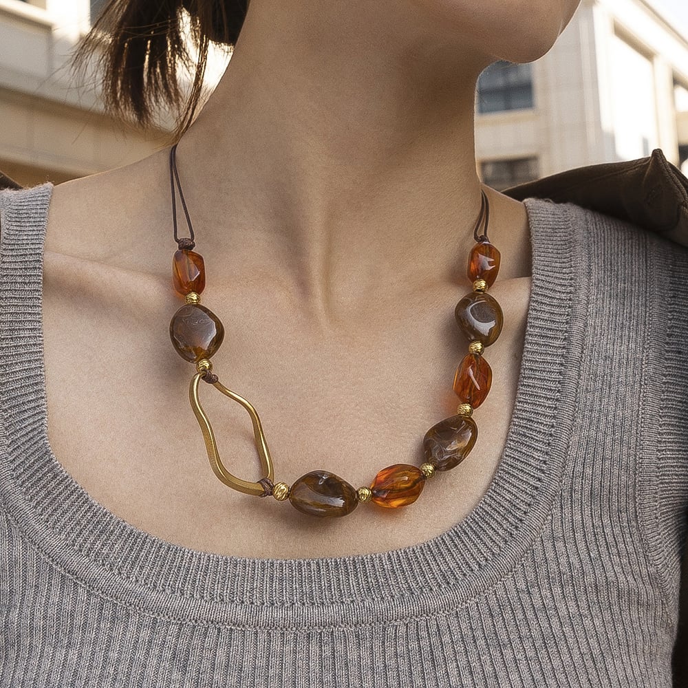 Collana con perline acriliche di forma irregolare da 1 pezzo h5Immagine2