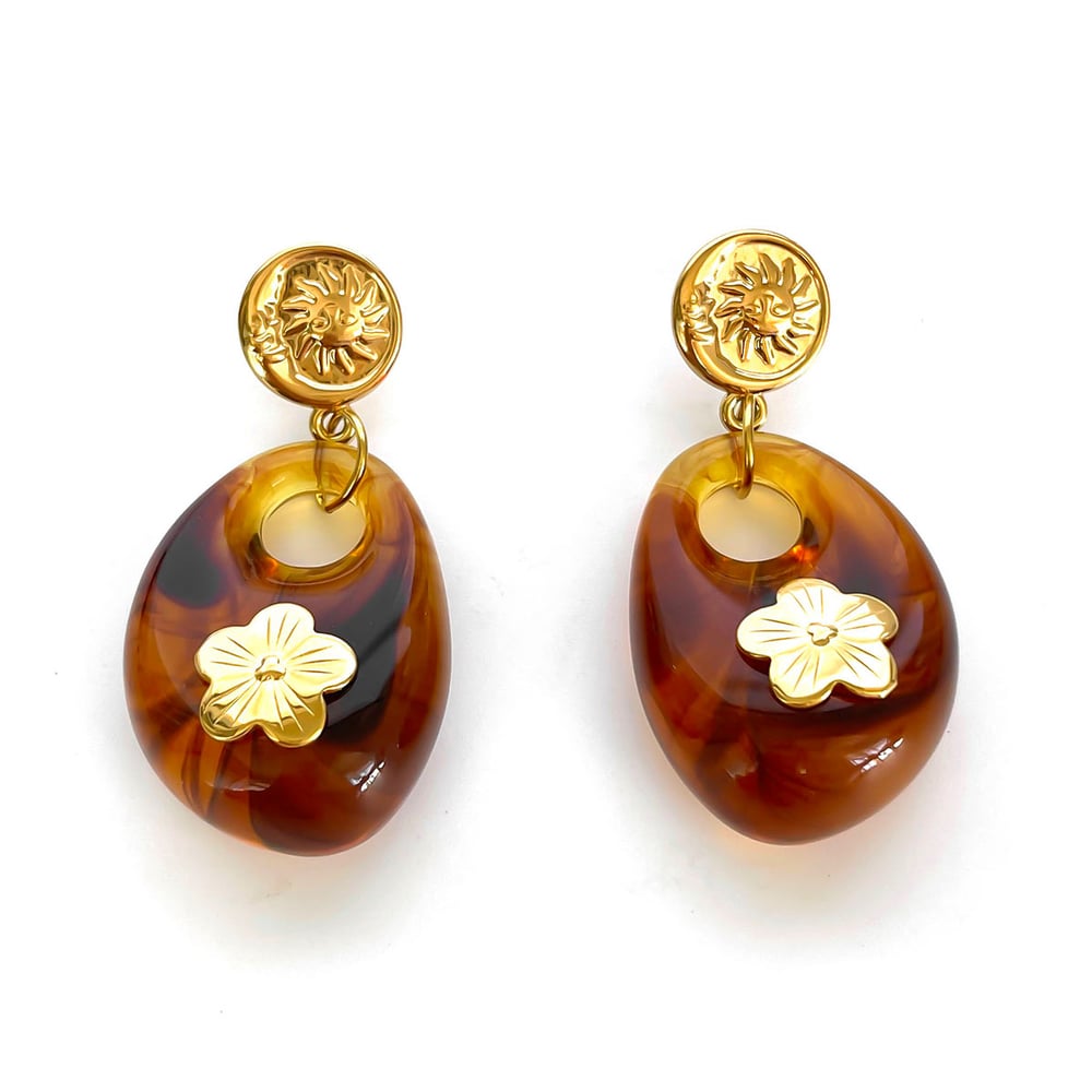 1 paire de boucles d'oreilles pendantes en résine couleur or avec fleur en forme de goutte