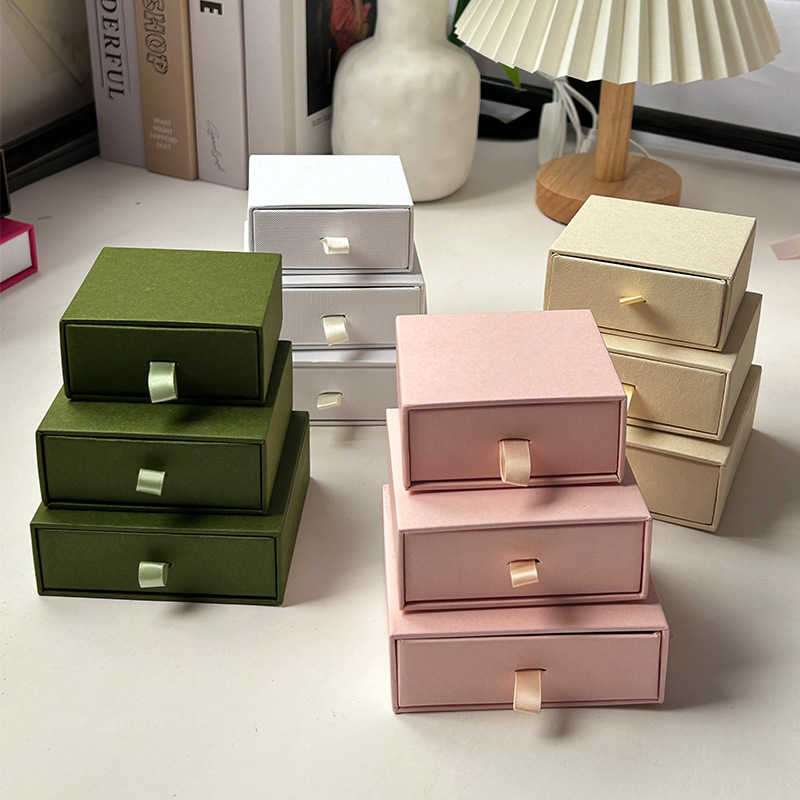 Schmuckschatulle aus einfarbigem Papier. Kundenspezifische Logos erhältlich h5Bild2