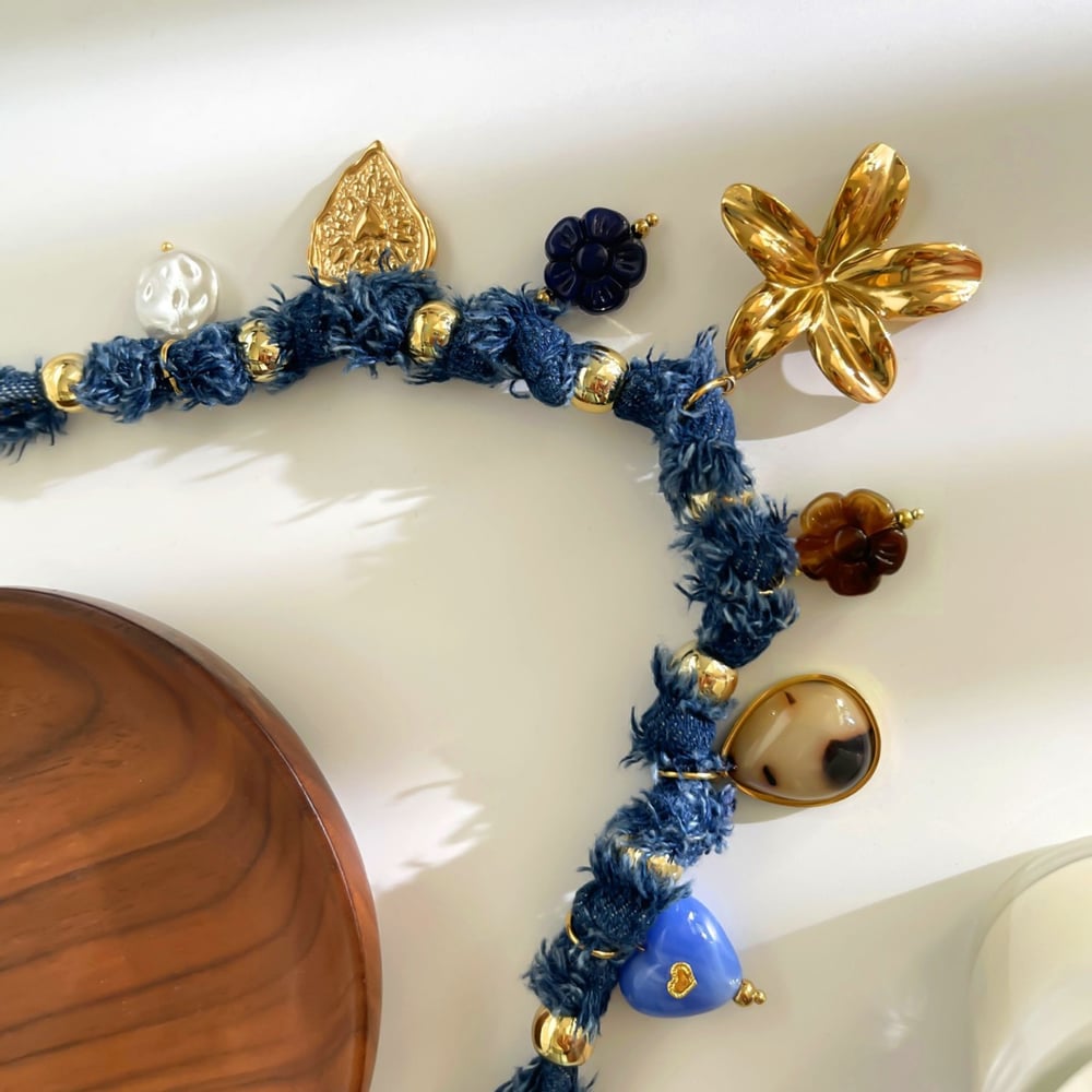 1 Stück Halskette mit Blumen-Herz-Anhänger aus Kunstharz in Goldfarbe h5Bild5