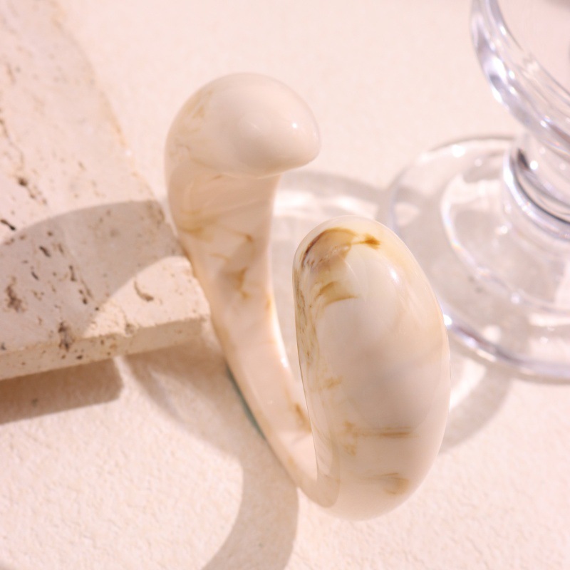 1 Piece Irregular Shape Gradient Color Resin Cuff Bracelet Picture4