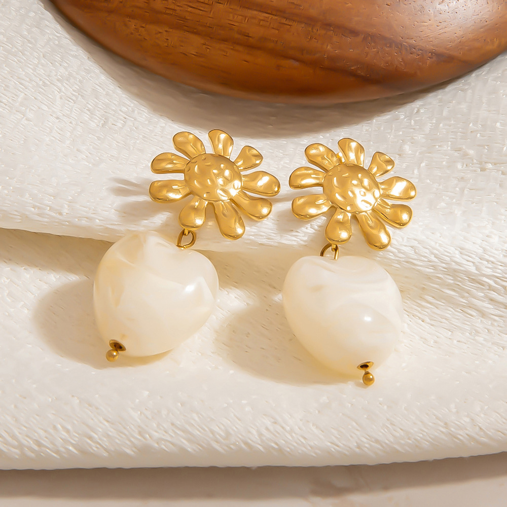 1 Pair Retro Heart Resin Drop Earrings Picture4