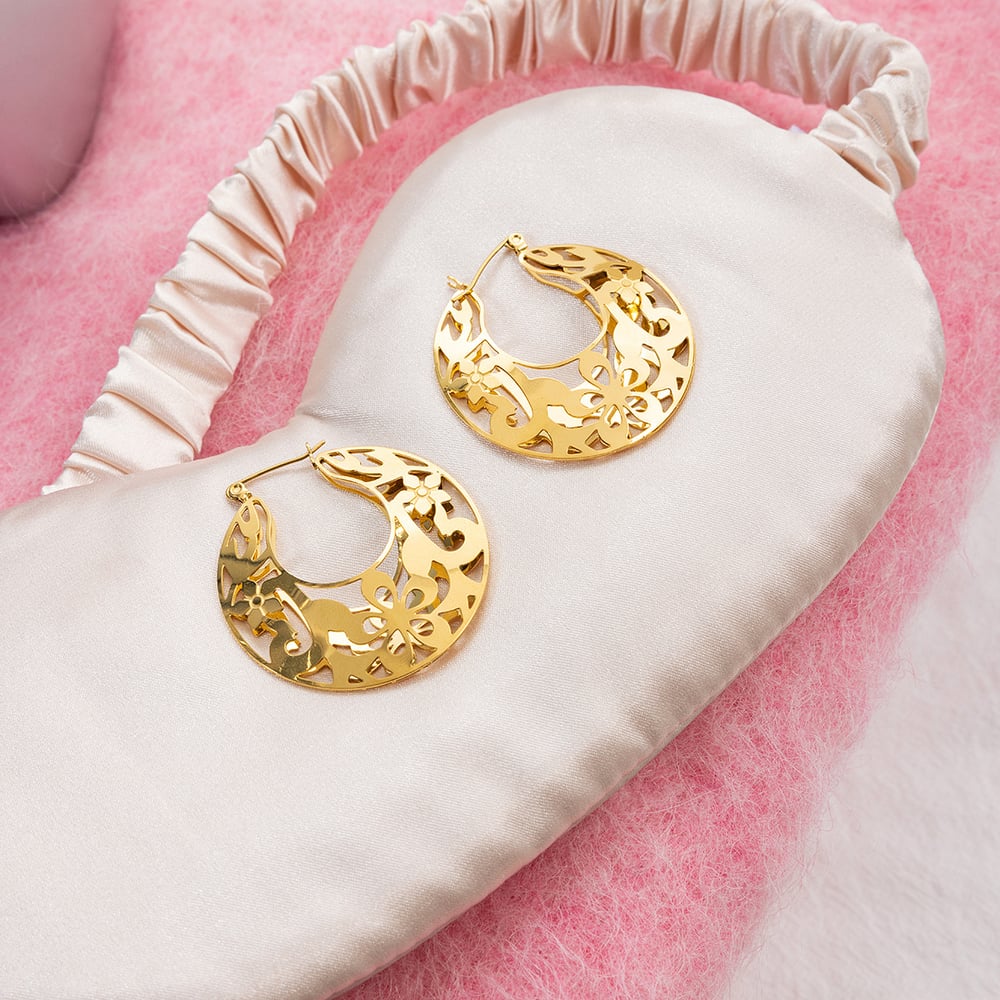 1 Pair Stylish Flower Hollowed-out Stainless Steel Gold Color Women's Hoop Earrings h5Picture3