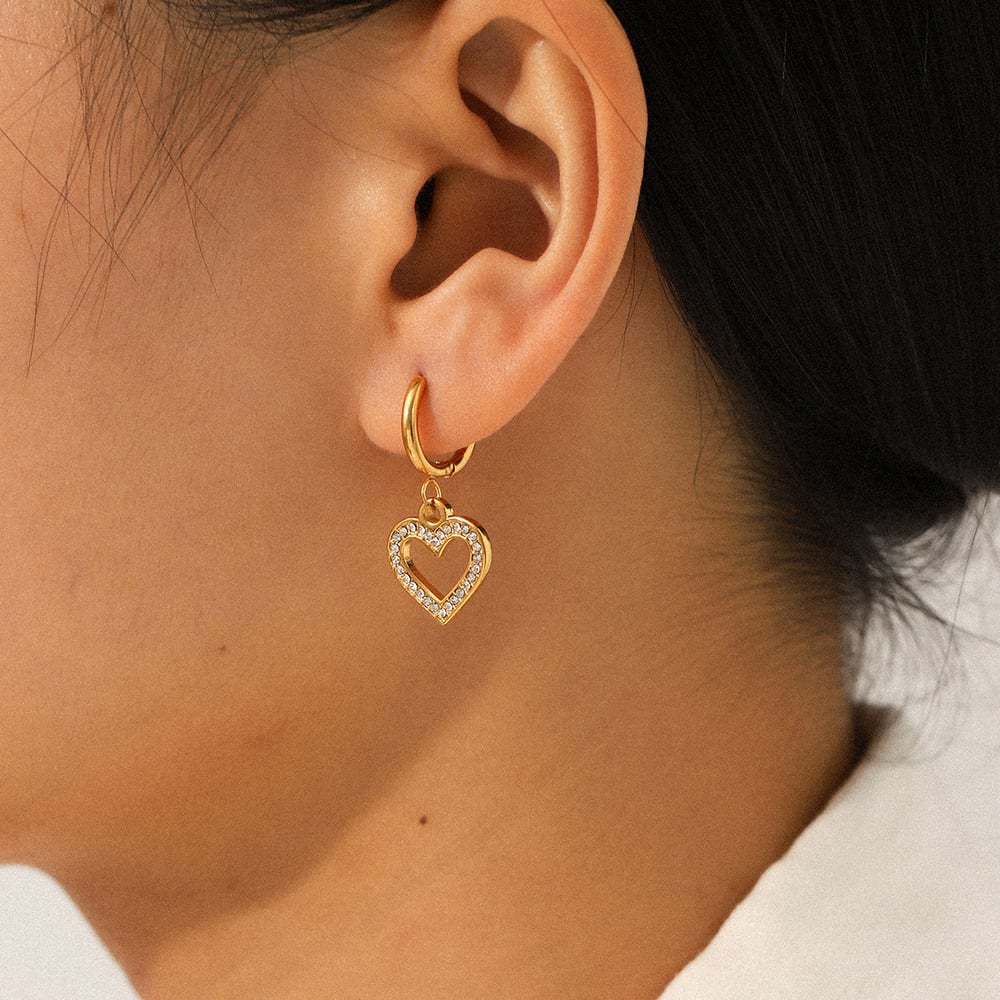 1 Paar Creolen aus Edelstahl mit Herz-Motiv und Zirkonia in Goldfarbe für Damen Bild3