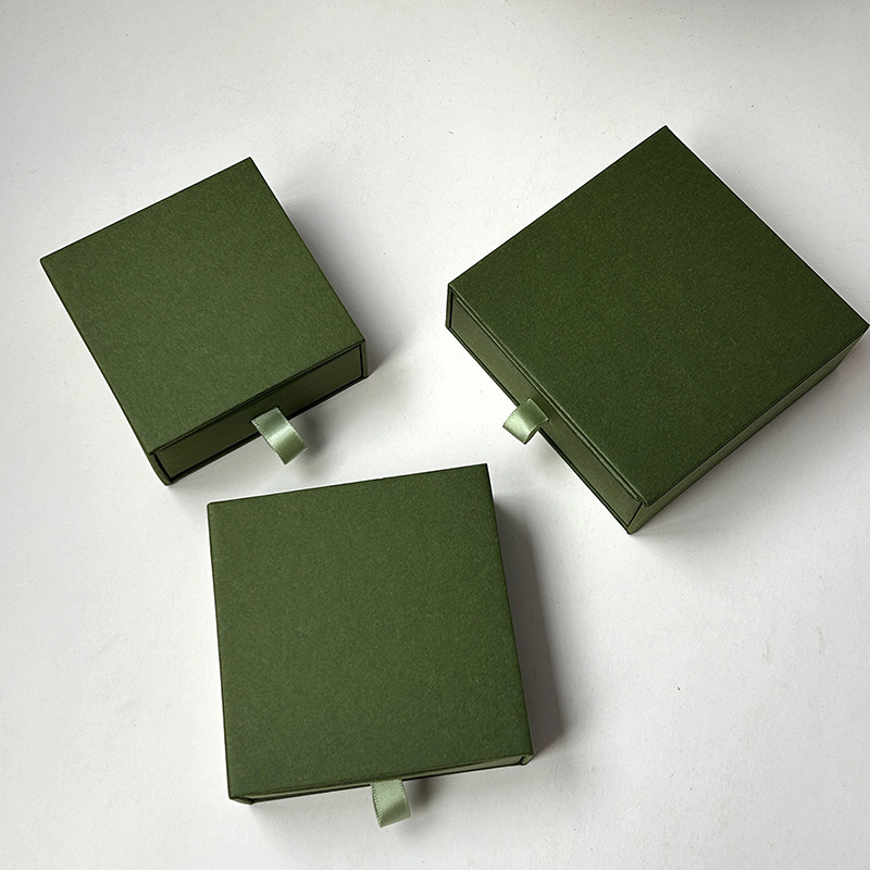 Schmuckschatulle aus einfarbigem Papier. Kundenspezifische Logos erhältlich