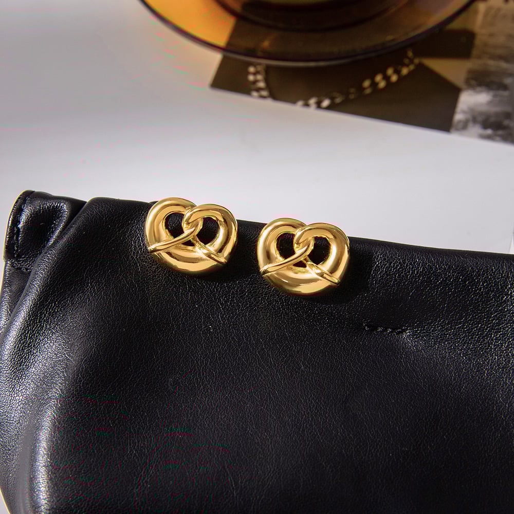 1 paio di graziosi orecchini a bottone da donna in acciaio inossidabile color oro a forma di pretzel h5Immagine8