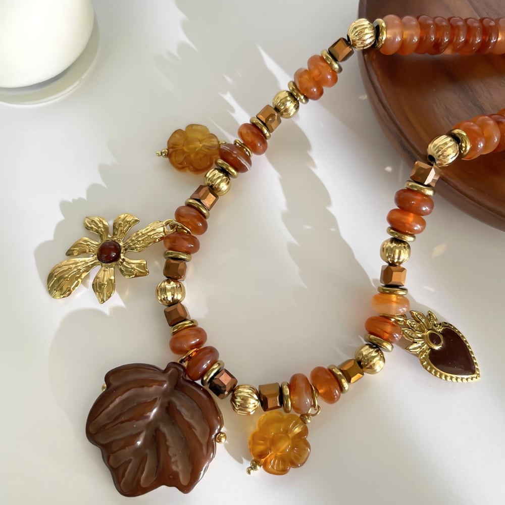 1 Stück Halskette mit Perlen in Blumen-, Herz- und Blattform aus Harz in Goldfarbe h5Bild4