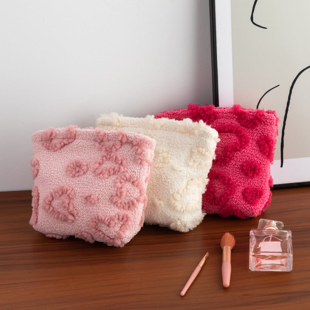 1 Stück Schminktasche aus Plüsch mit süßem Herz Bild3