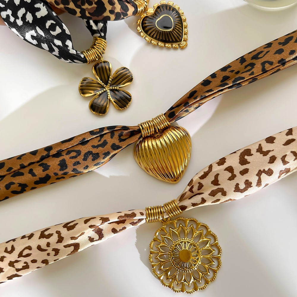 Collana con ciondolo a forma di fiore color oro in tessuto leopardato da 1 pezzo Immagine3