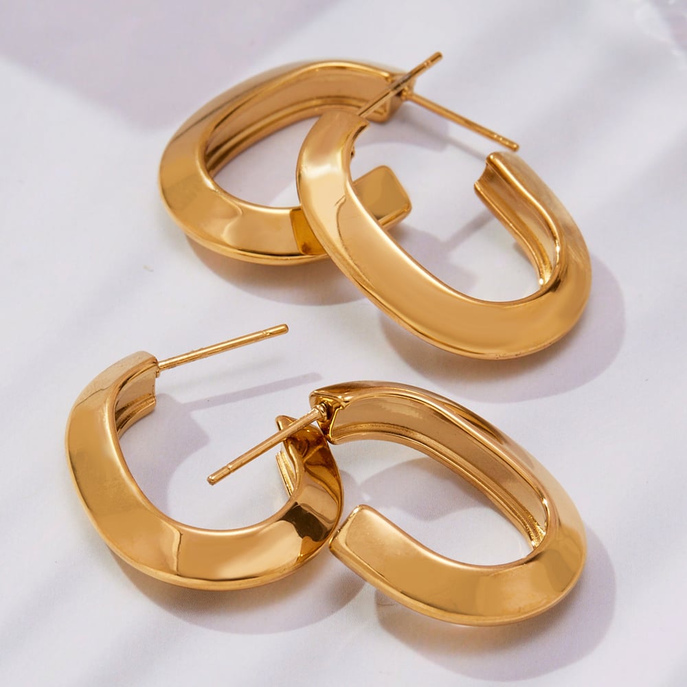 1 Paar minimalistische runde Damen-Creolen aus Edelstahl in Goldfarbe Bild3