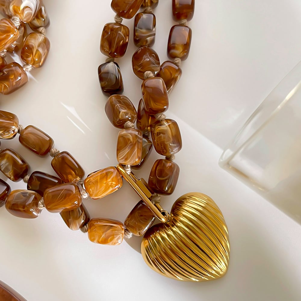 Collana a strati color oro con ciondolo a forma di cuore con perline in resina da 1 pezzo Immagine4