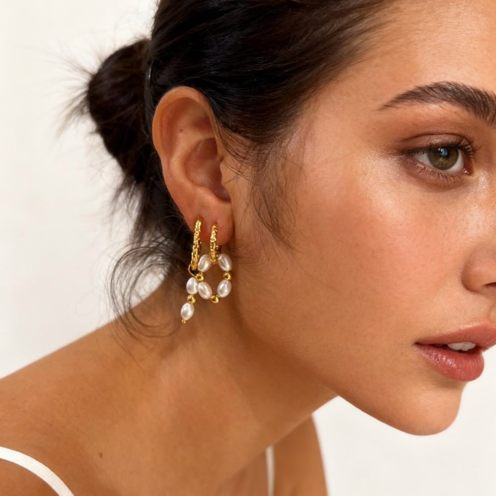 1 paio di orecchini pendenti color oro con perle Immagine3