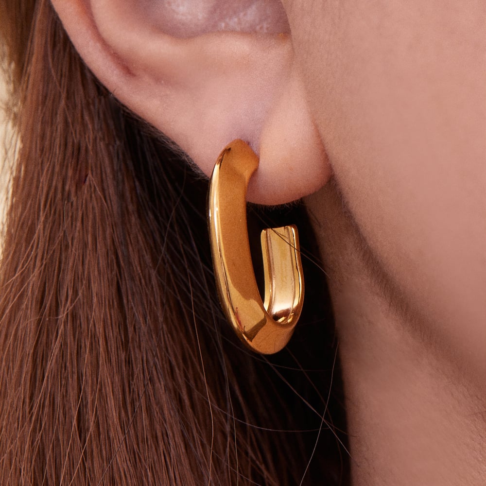 1 Paar minimalistische runde Damen-Creolen aus Edelstahl in Goldfarbe Bild4