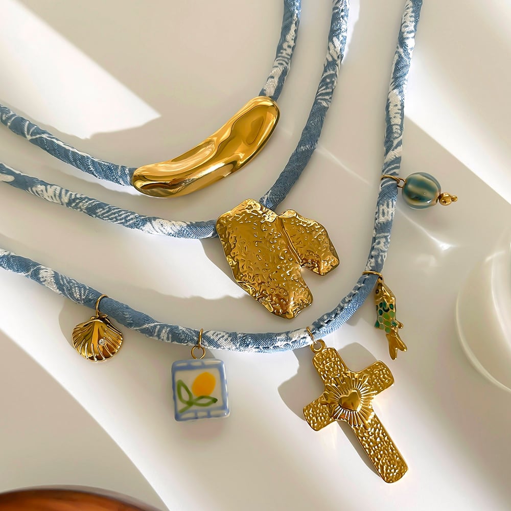 Collana in tessuto con ciondolo a forma di croce color oro da 1 pezzo Immagine3