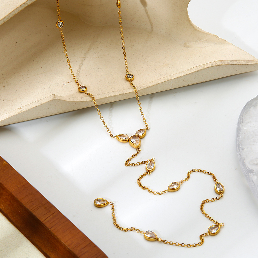 Elegante Y-förmige Halskette aus Edelstahl in Goldfarbe mit Zirkonia-Anhänger Bild2