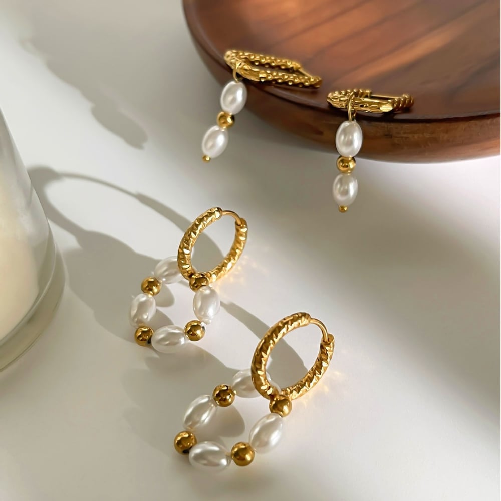 1 paio di orecchini pendenti color oro con perle Immagine4