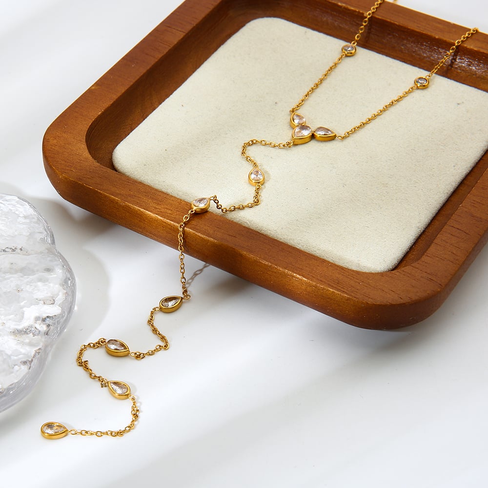 Elegante Y-förmige Halskette aus Edelstahl in Goldfarbe mit Zirkonia-Anhänger Bild5