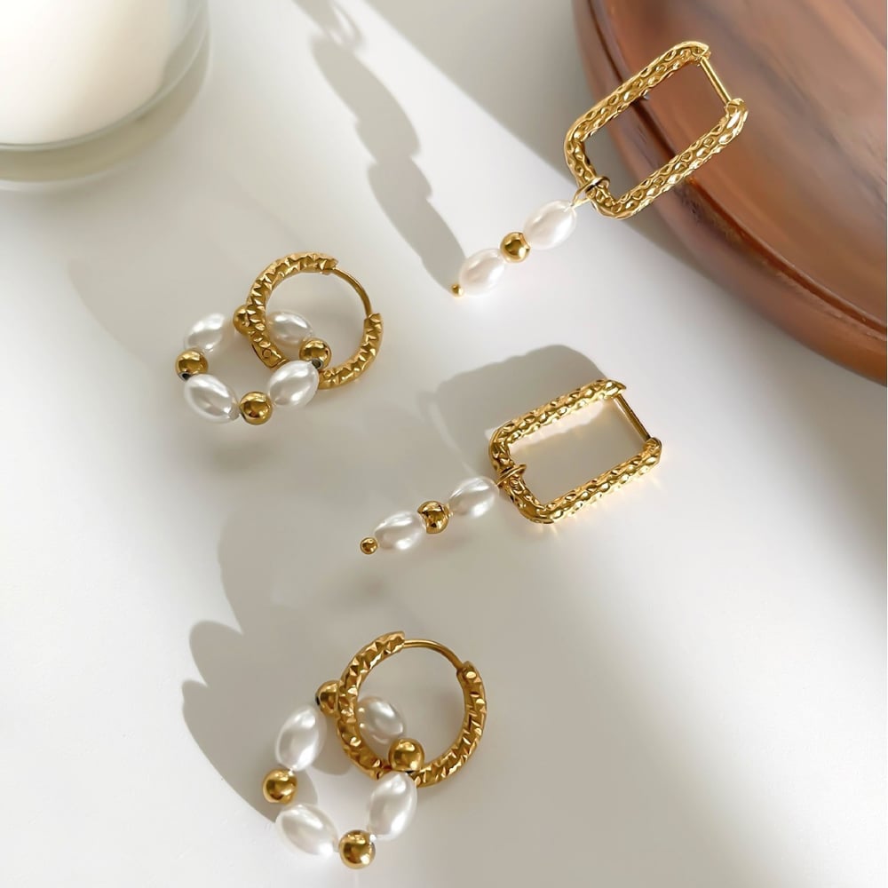 1 paio di orecchini pendenti color oro con perle Immagine5