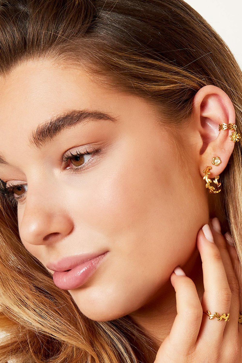 RVS stainless steel ear cuff met kleine bloemetje en kleine steentjes Zilver Afbeelding3