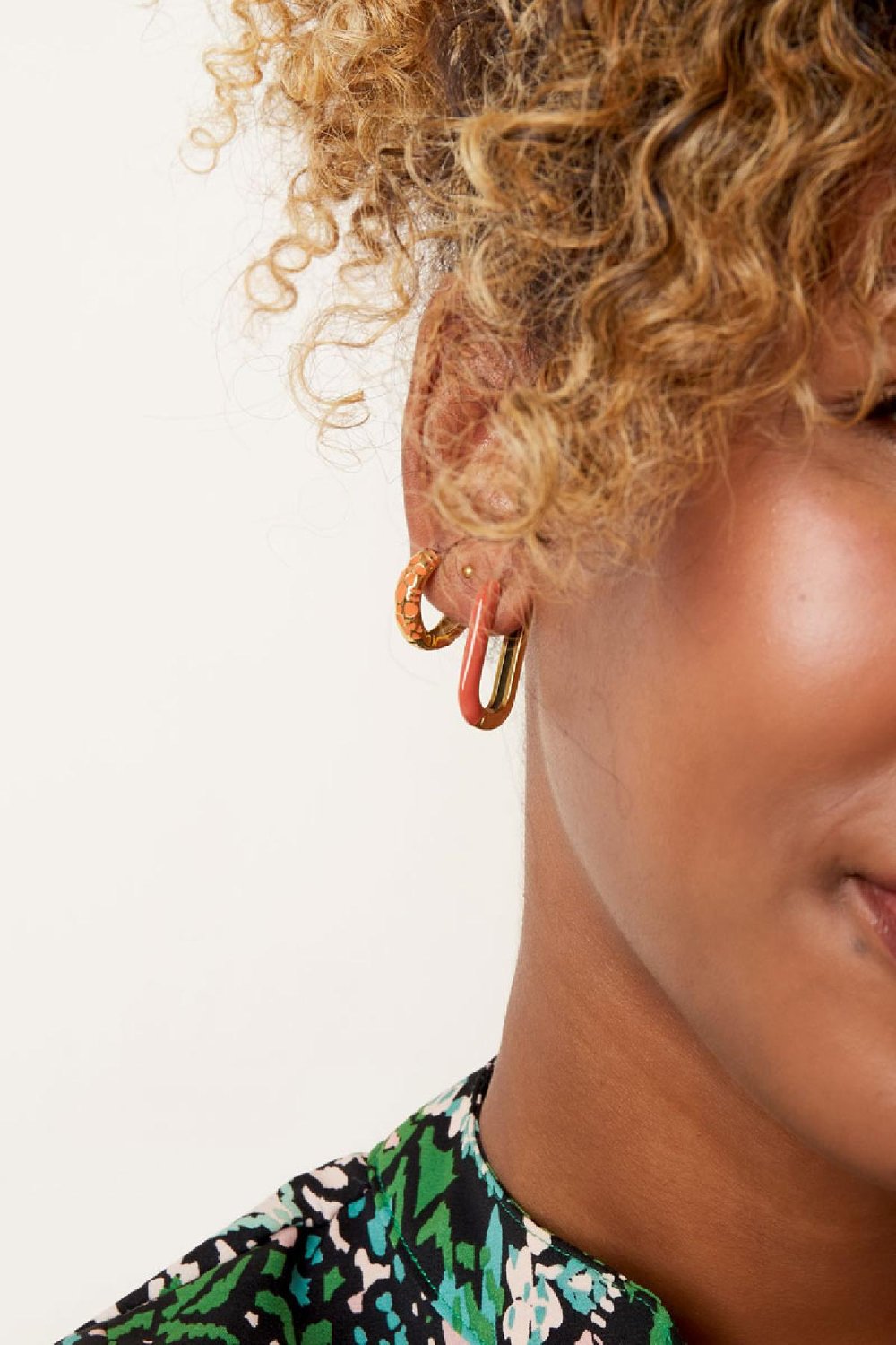 Edelstahlohrringe mit Blumenmuster Lila Bild4