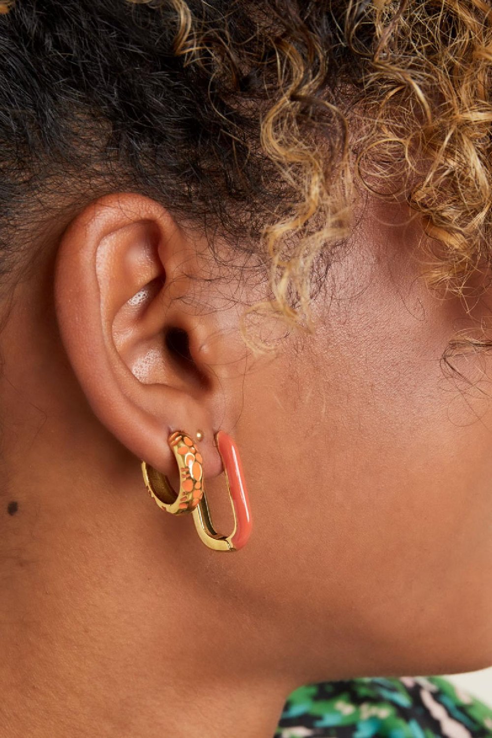 Edelstahlohrringe mit Blumenmuster Lila Bild5