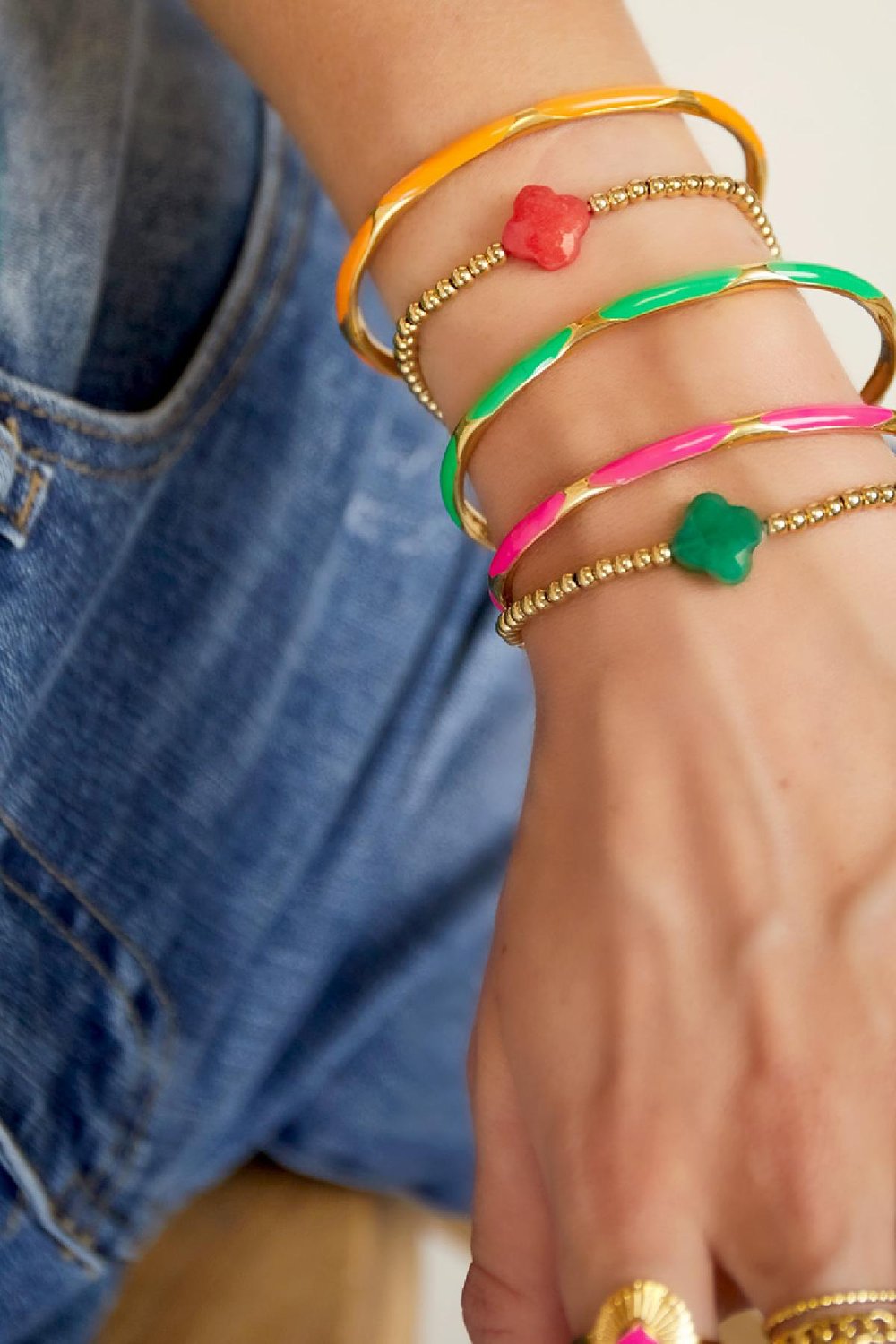 Armreif Punkte Fuchsia Edelstahl Bild2