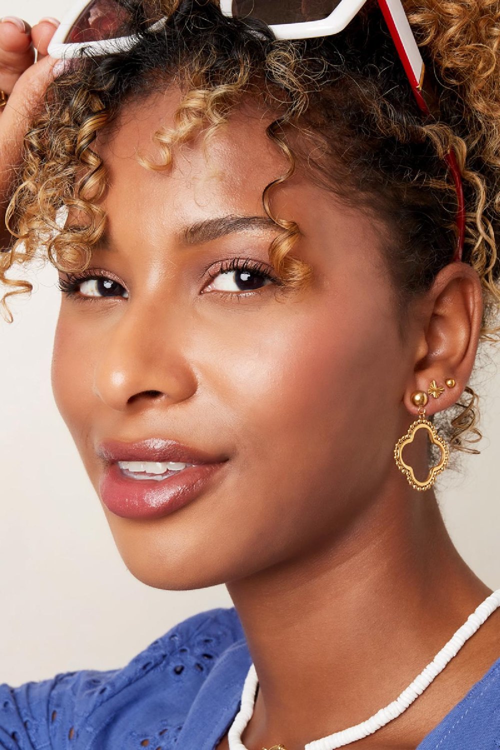 Orecchini a trifoglio punteggiato Gold Stainless Steel Immagine4