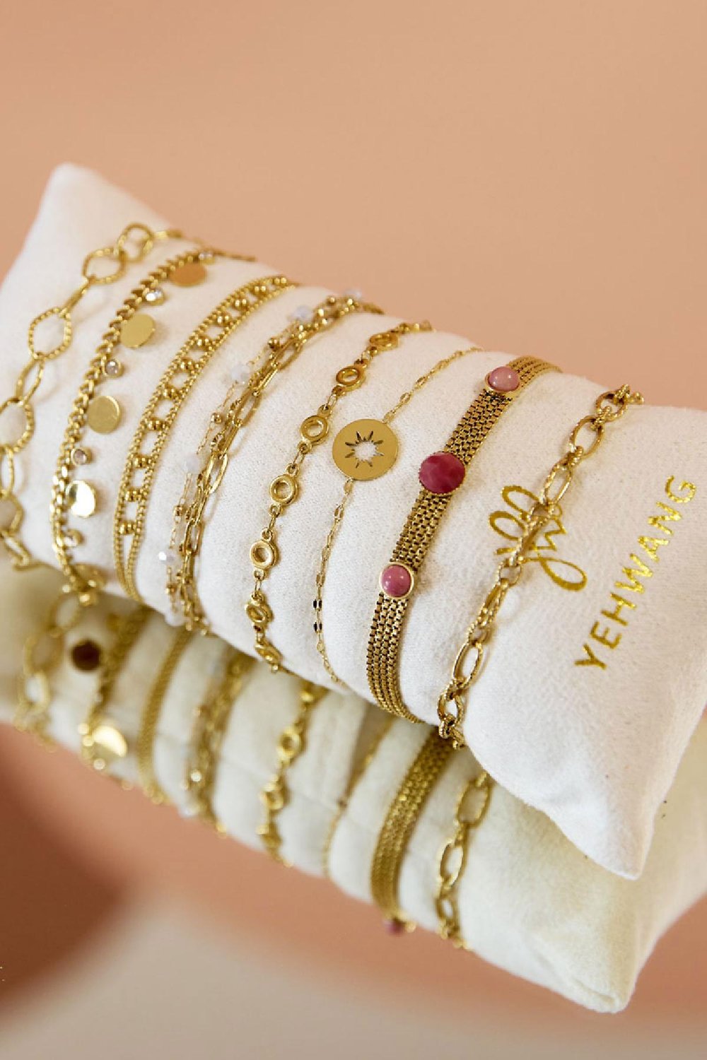 Las pulseras muestran el juego de joyas con gracia. Color dorado Acero inoxidable h5Imagen3